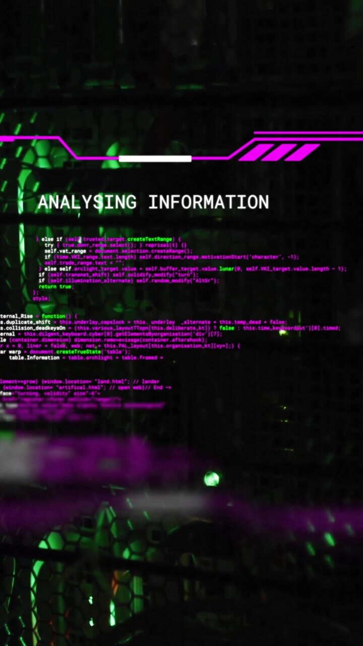 Animazione del testo 'Analisi informazioni' su sfondo digitale a matrice verde e nero