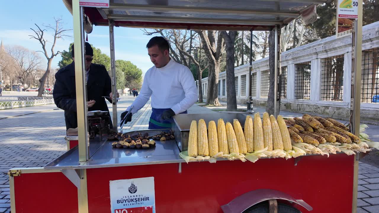 vendedor callejero de comida vendiendo maíz en la mazorca y castañas