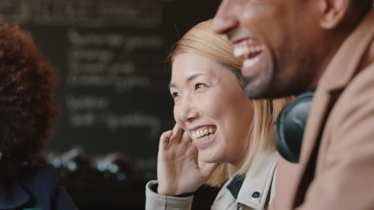 행복한 친구 그룹이 커피 ⁇ 에서 대화를 나누고 대화를 나누고 카페에서 재미를 느끼며 사교를 즐기고 있습니다.