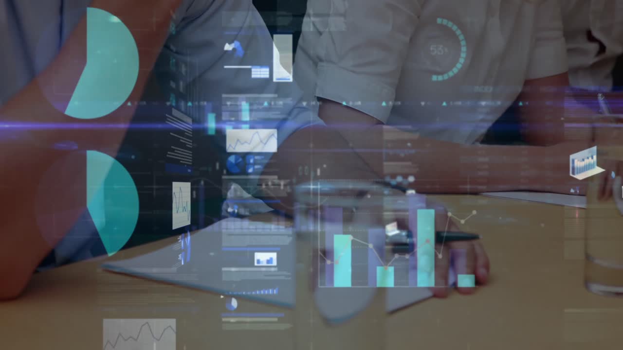 animación del procesamiento de datos financieros sobre personas de negocios en la reunión