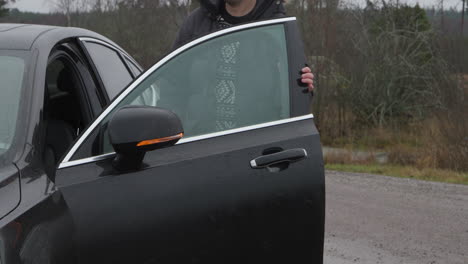 Hombre-Joven-Entrando-En-Un-Coche-Sedán-De-Lujo-Con-Entrada-Sin-Llave,-Cámara-Lenta