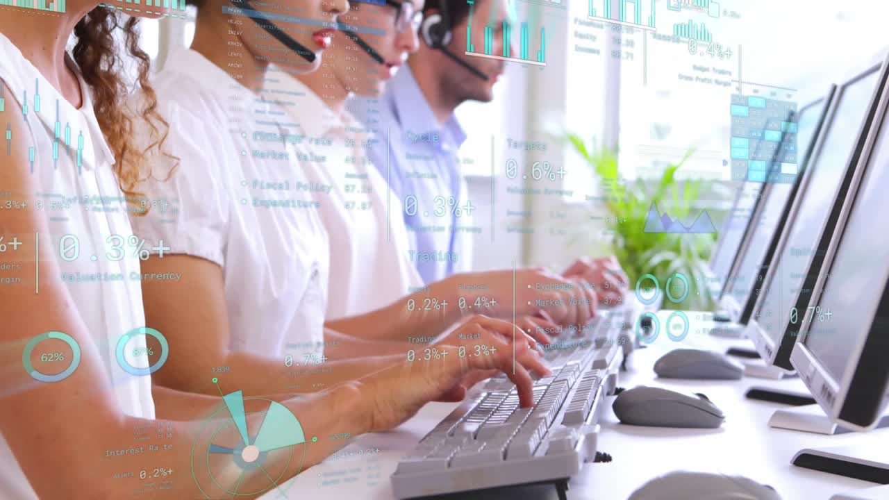 animación del procesamiento de datos financieros sobre diversas personas de negocios en la oficina