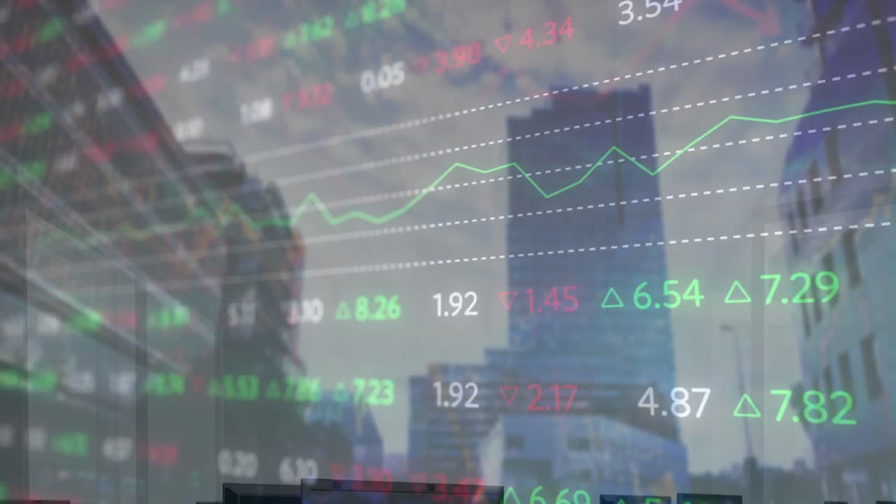 Animación del procesamiento de datos financieros sobre paisaje urbano