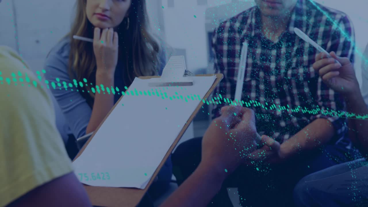 Uomo indiano che sposta un blocco appunti mentre presenta un'idea di brainstorming aziendale con sovrapposizioni di dati