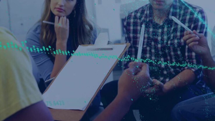 Uomo indiano che sposta un blocco appunti mentre presenta un'idea di brainstorming aziendale con sovrapposizioni di dati