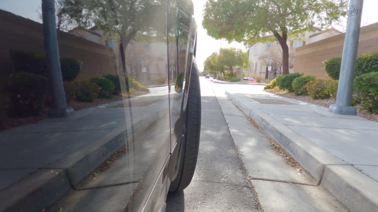 슬로 모션 카메라가 주행 suv에 장착되어 있습니다.