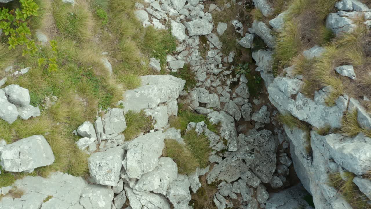 vista aérea de pájaro del pequeño cañón dry creek en la montaña mucanj, serbia