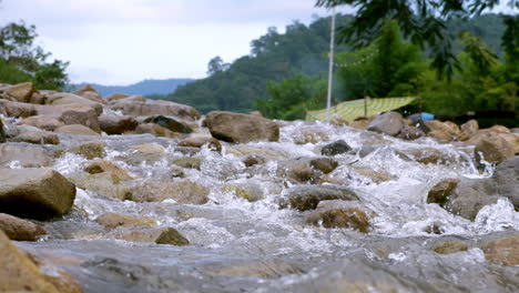 Klarer-Bach,-Der-Durch-Steinbrocken-Fließt,-Reichlich-Fluss,-Der-In-Zeitlupe-Fließt