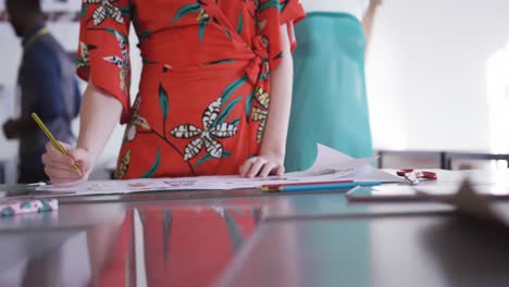 mujer caucásica que trabaja en una oficina de moda