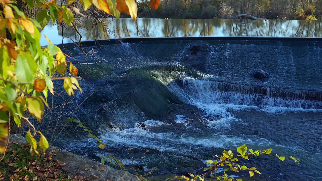 orilla del río al atardecer, hermosas vistas