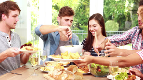 Glückliche-Freunde,-Die-Salat-Essen