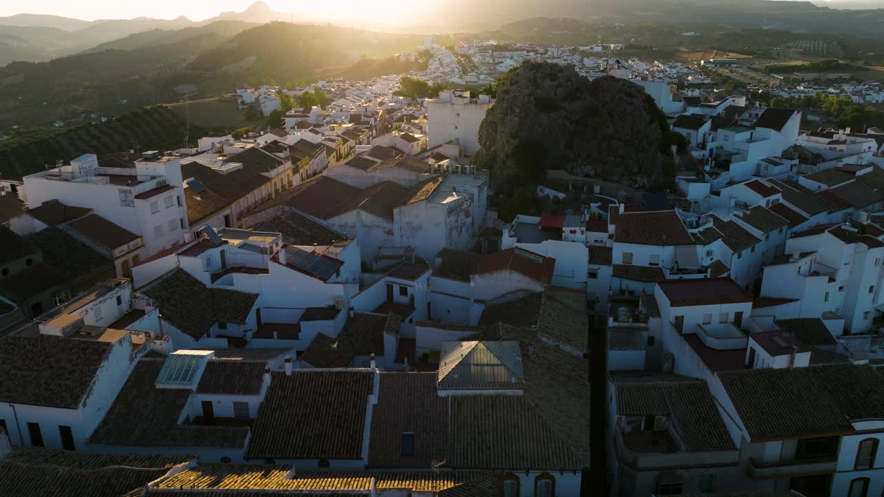 Volo sopra le case bianche nel villaggio di Olvera a Cadice, Andalusia, Spagna - ripresa con drone