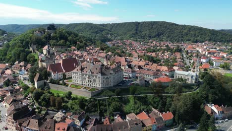 Ciudad-Medieval-De-Sighisoara-Y-Casco-Antiguo-En-Transilvania,-Rumania---Círculos-Aéreos-4k