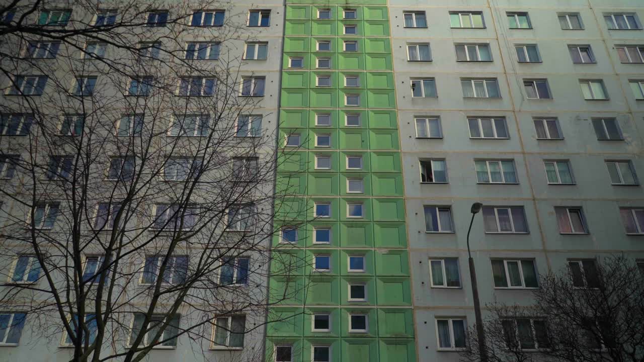 거대한 콘크리트 조립식 소련 주거 블록의 창문 개폐