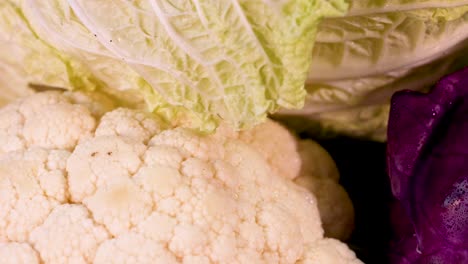 un vibrante escaparate de verduras frescas y orgánicas, incluidos tomates, patatas y coliflor, destacando la alimentación saludable y la frescura del jardín