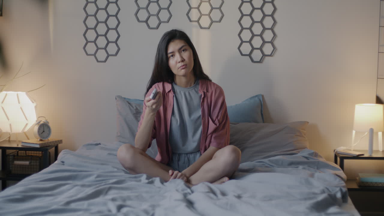 침대에 앉아 있는 여자