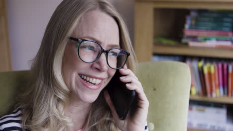 mujer en una llamada telefónica