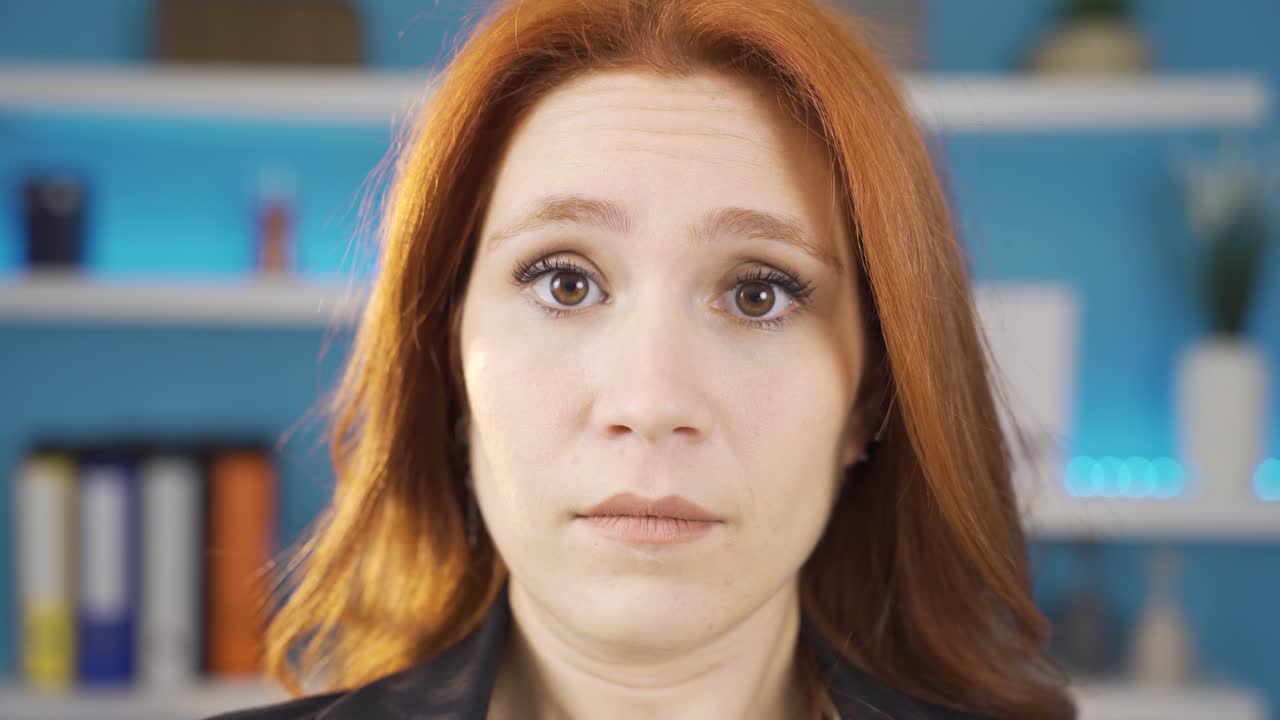 사업가는 두려워합니다. 그는 카메라가 그에게 다가오는 것을 두려워합니다.