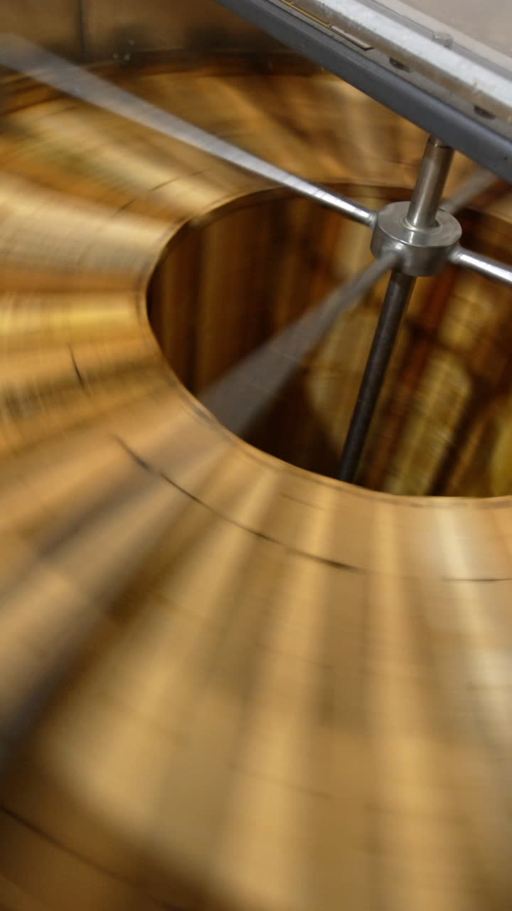 Raccolta di miele biologico fresco e dolce. Telaini di miele che ruotano nella centrifuga. Video verticale