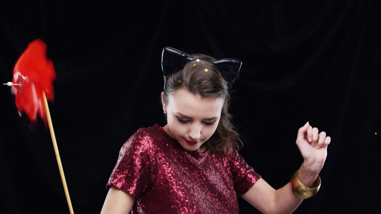 mujer sexy bailando con molino de viento rojo cámara lenta fiesta cabina de fotos