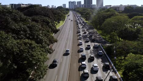 el día de trabajo se acerca a su fin, la gente se dirige a casa en la ciudad de brasilia