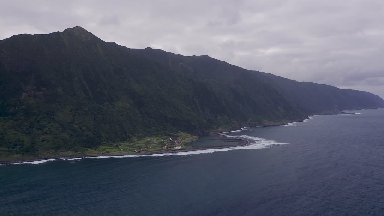 pueblo rural costero, una laguna, con un exuberante paisaje de acantilados verdes, fajã de santo cristo, isla de são jorge, las azores, portugal