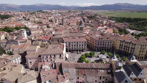 Paso-Elevado-Cinematográfico-De-La-Plaza-Mayor-De-Segovia,-Vista-Sobre-La-Zona-Residencial