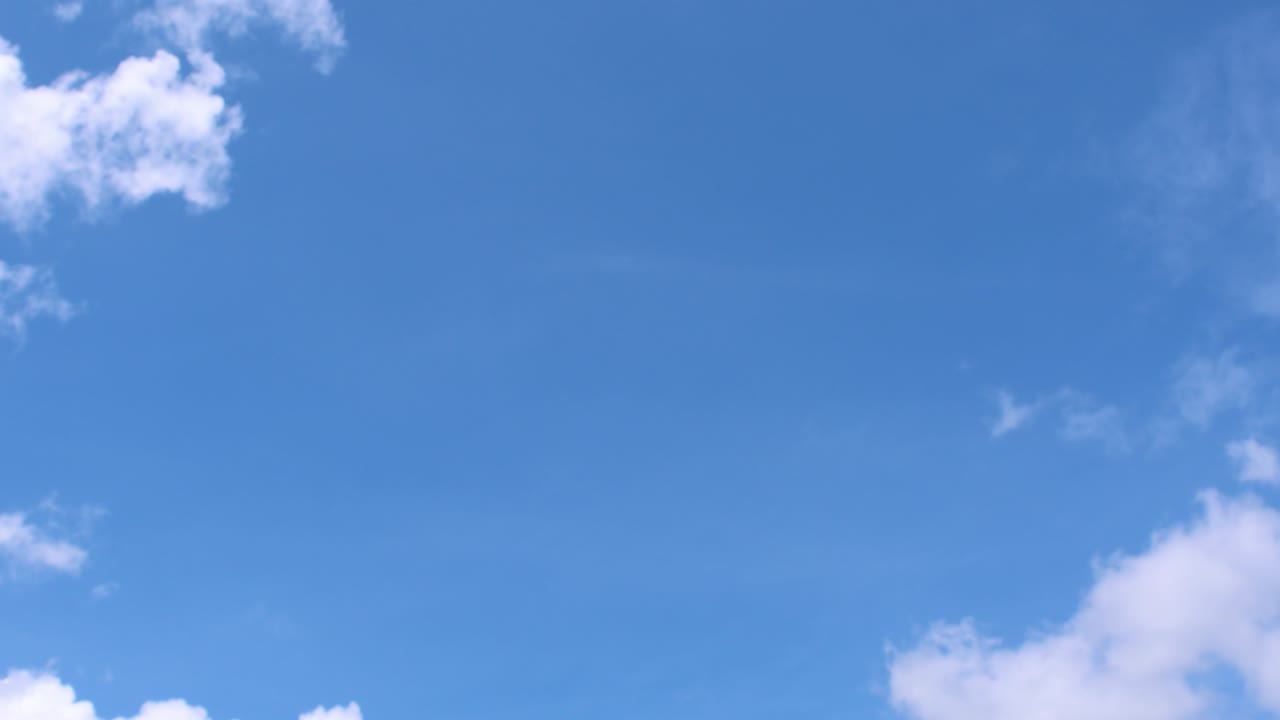 밝은 푸른 하늘에서 가운 하 구름이 날아 갔다. 태양의 뜨거운 여름 주, 4k 비디오