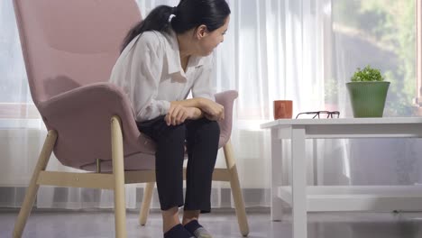 Mujer-Triste-Llorando-Junto-A-La-Ventana-De-Casa.