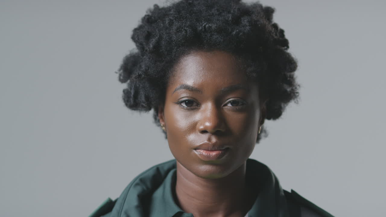 retrato de estudio de una joven paramédica en uniforme contra un fondo plano
