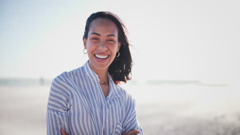 Strand,-Urlaub-Und-Gesicht-Einer-Glücklichen-Frau-Im-Sommer