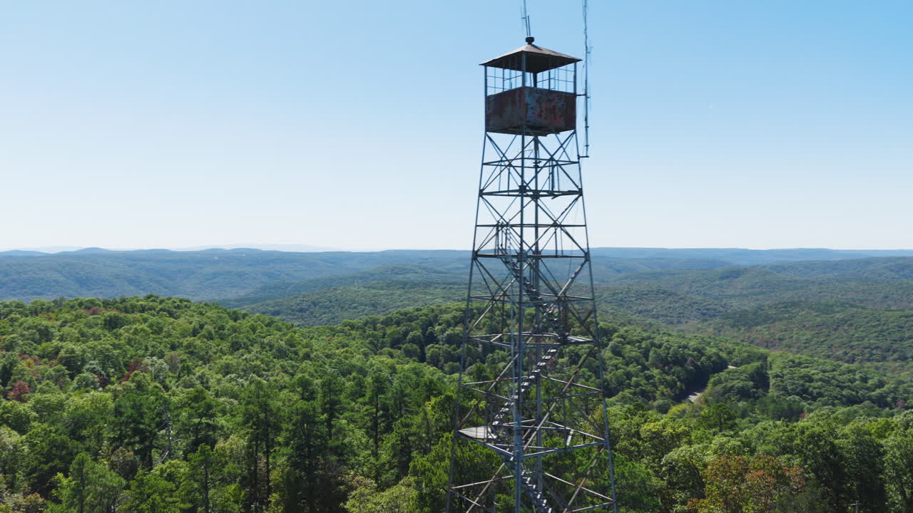 Dronefoto af Devils Knob Lookout Tower i Ozark National Forest i Arkansas i dagslys