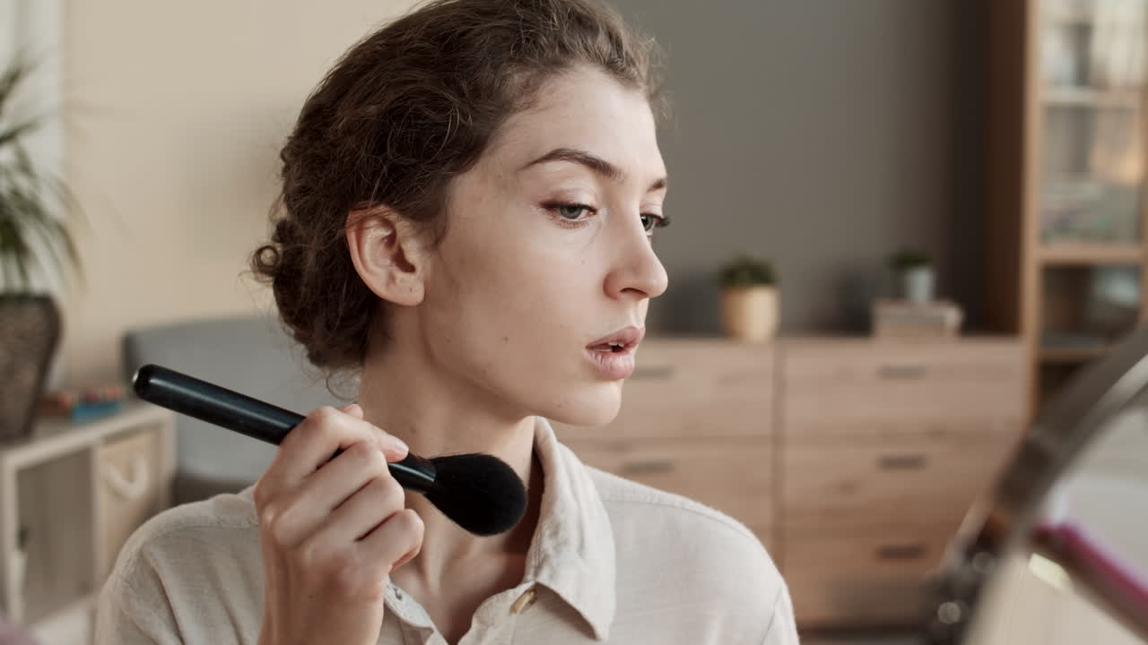 кавказская женщина делает макияж.