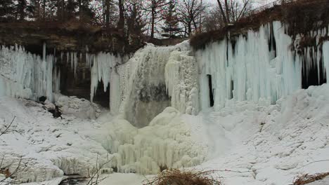 Cascada-Durante-El-Invierno