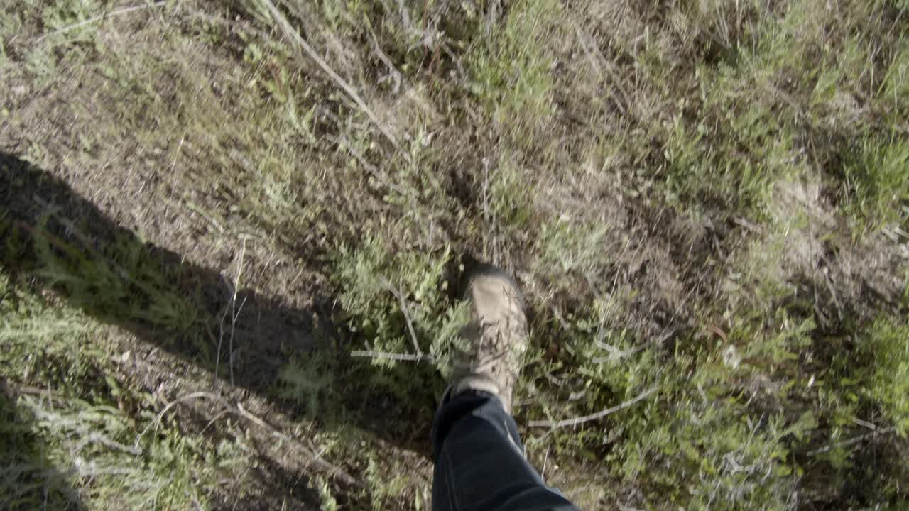caminar con botas de montaña en el bosque