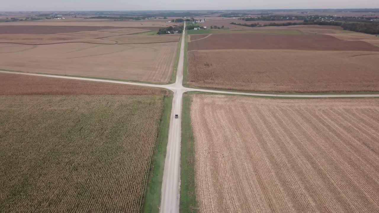 시골 아이오와에 있는 두 개의 자갈길 교차로를 향해 운전하는 트럭의 조감도