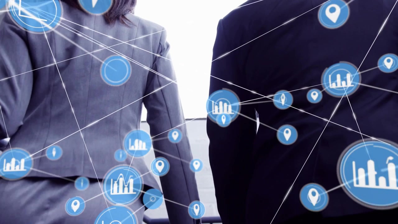 Socios subiendo la escalera, generando iconos de datos empresariales que forman una superposición a su alrededor mientras planifican.