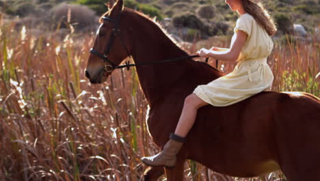 Mujer-Bonita-Montando-A-Caballo