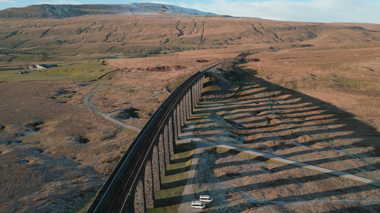 puente ferroviario puesta de sol larga sombra revelada en invierno en el viaducto ribblehead
