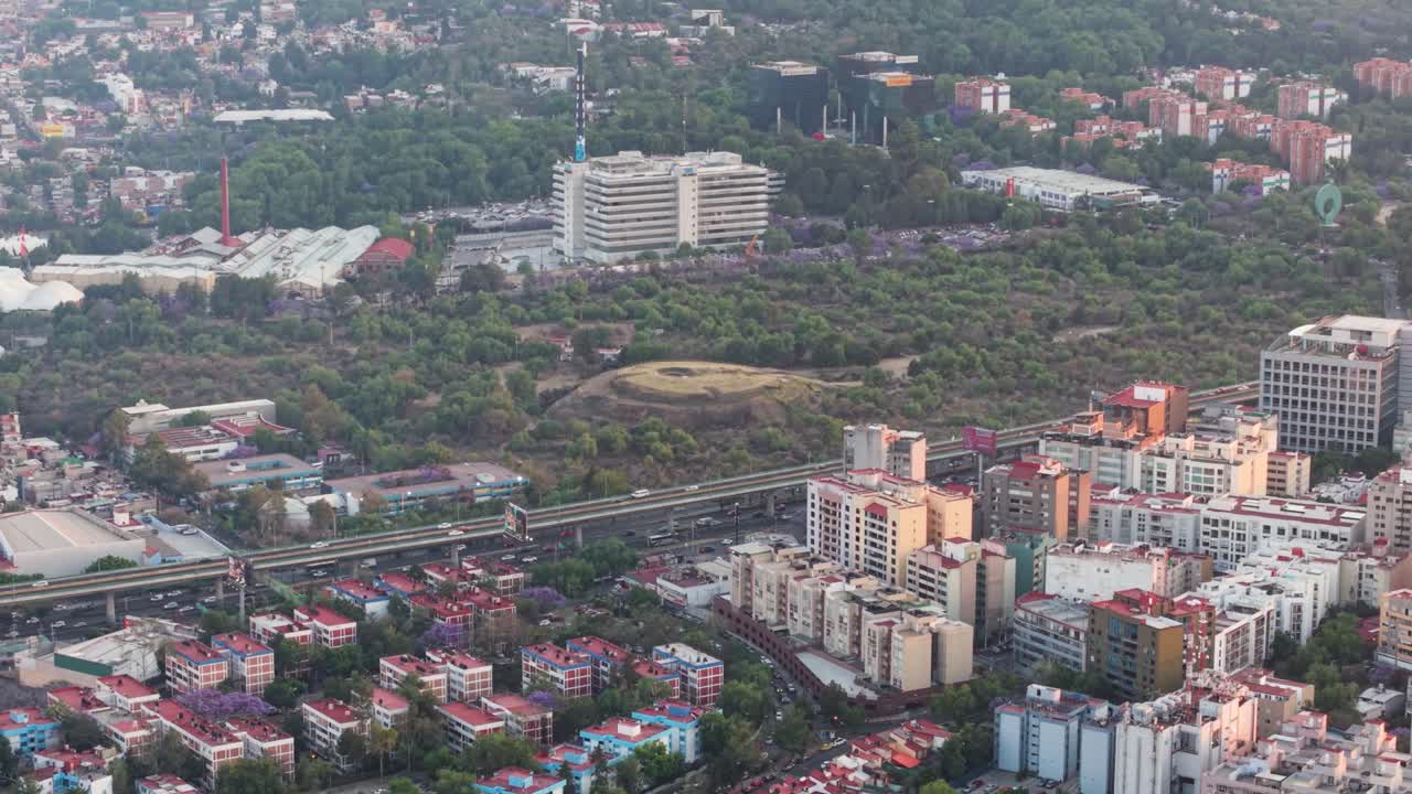 Vista aerea con drone della Piramide di Cuicuilco nella moderna Città del Messico.