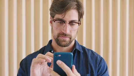 Hombre-Con-Gafas-Y-Teléfono-Para-Desplazarse-En-Las-Redes-Sociales