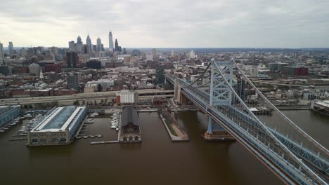 Vista-Aérea-Por-Drones-Del-Puente-Ben-Franklin-Con-El-Horizonte-De-Filadelfia,-Pensilvania,-Al-Fondo