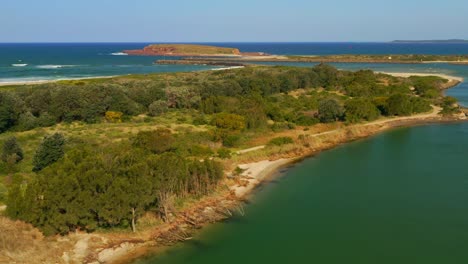 agua turquesa y vegetación exuberante en la playa de wollongong en australia - toma aérea de drones