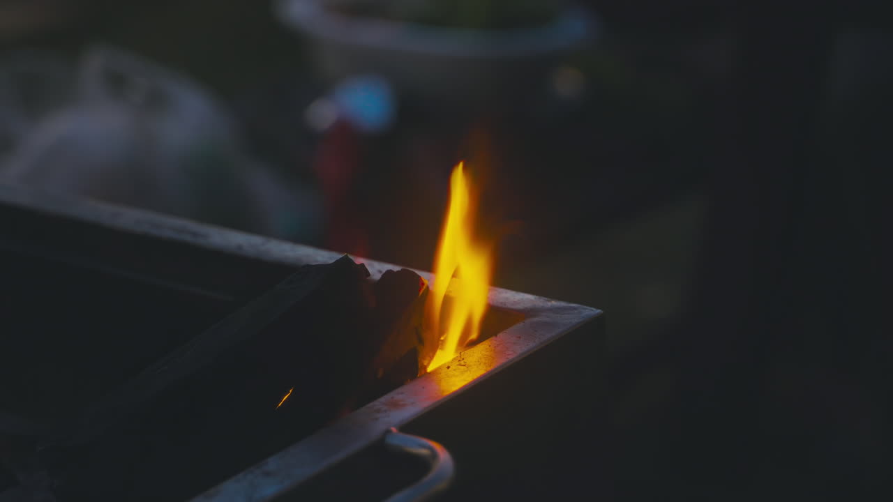 fuego de carbón vibrante ardiendo con llamas hipnotizantes en la barbacoa