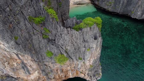 Vista-De-Drones-Playa-Privada-De-Cala,-Ko-Phi-Phi-Le---Acantilados-De-La-Isla-De-Maya-Bay---Provincia-De-Krabi,-Tailandia