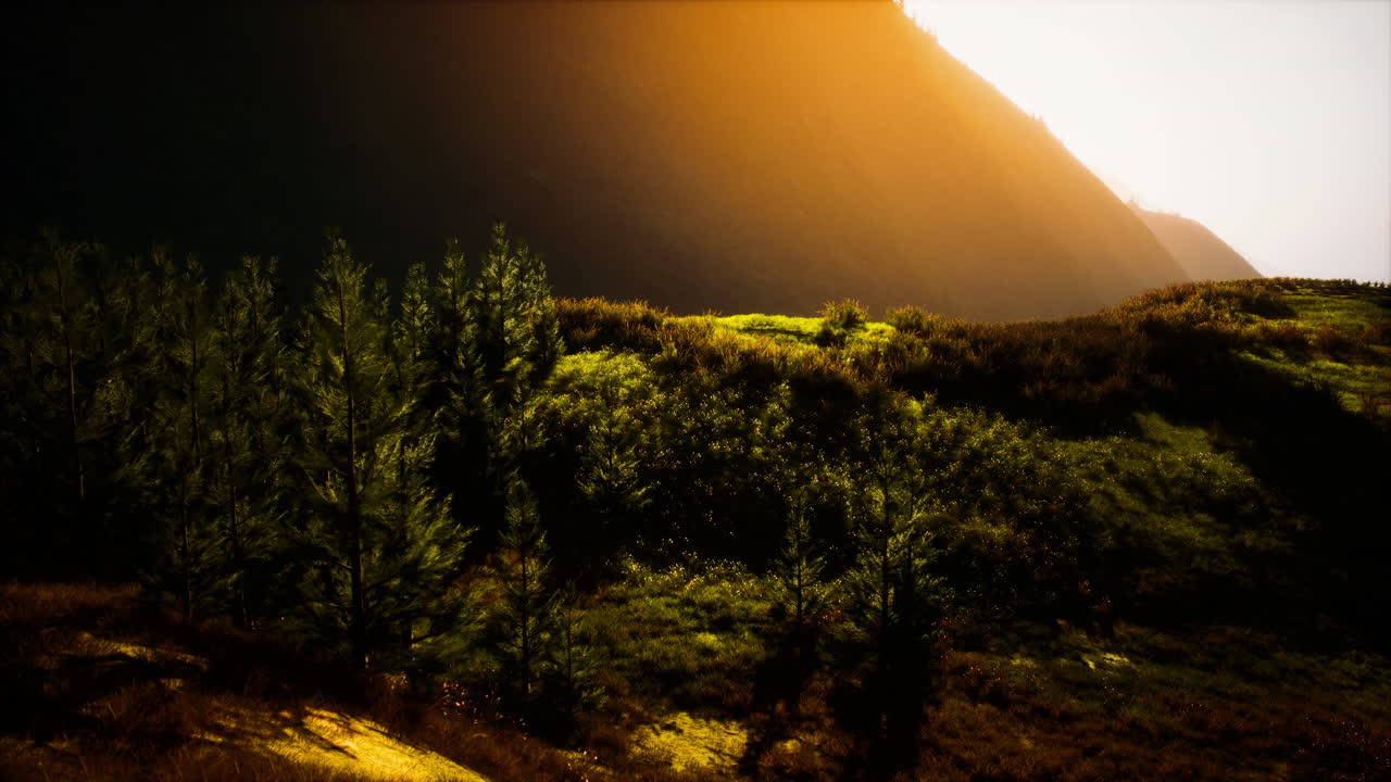 amanecer en las montañas en una mañana brumosa