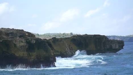 Riesige-Wellen-Schlagen-Auf-Die-Küste-Von-Bali