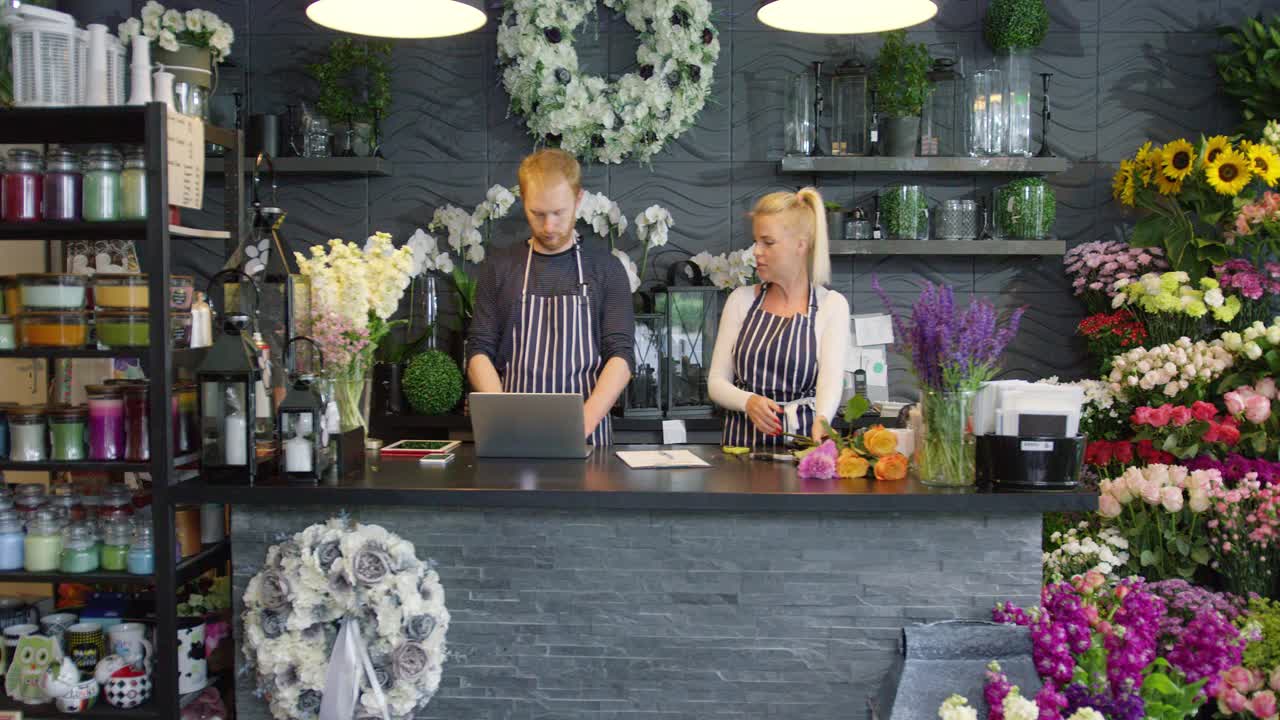 dos personas trabajando en la tienda