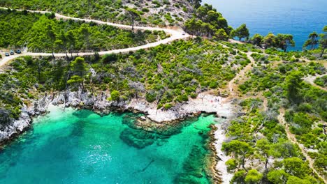 Rotierende-Antenne-über-Der-Küste-Am-Strand-Von-Amarandos,-Auf-Der-Südseite-Von-Skopelos