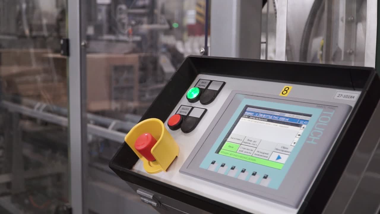 panel de control industrial en una instalación de fabricación